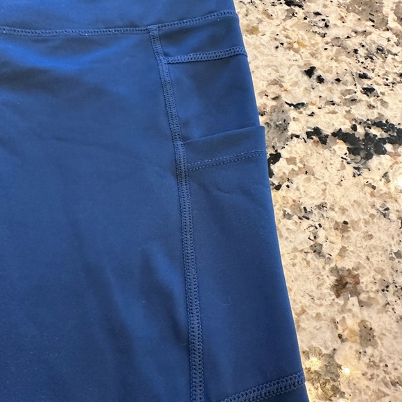 Zyia cropped light n tight leggings with pockets- navy blue - Picture 2 of 3